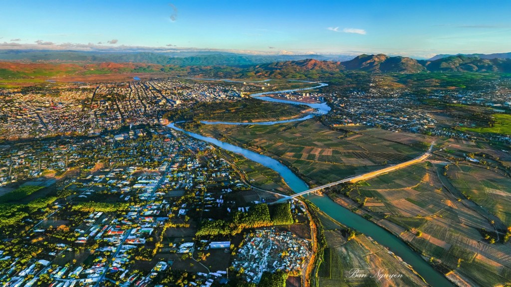 Dòng sông chảy&nbsp;ngược